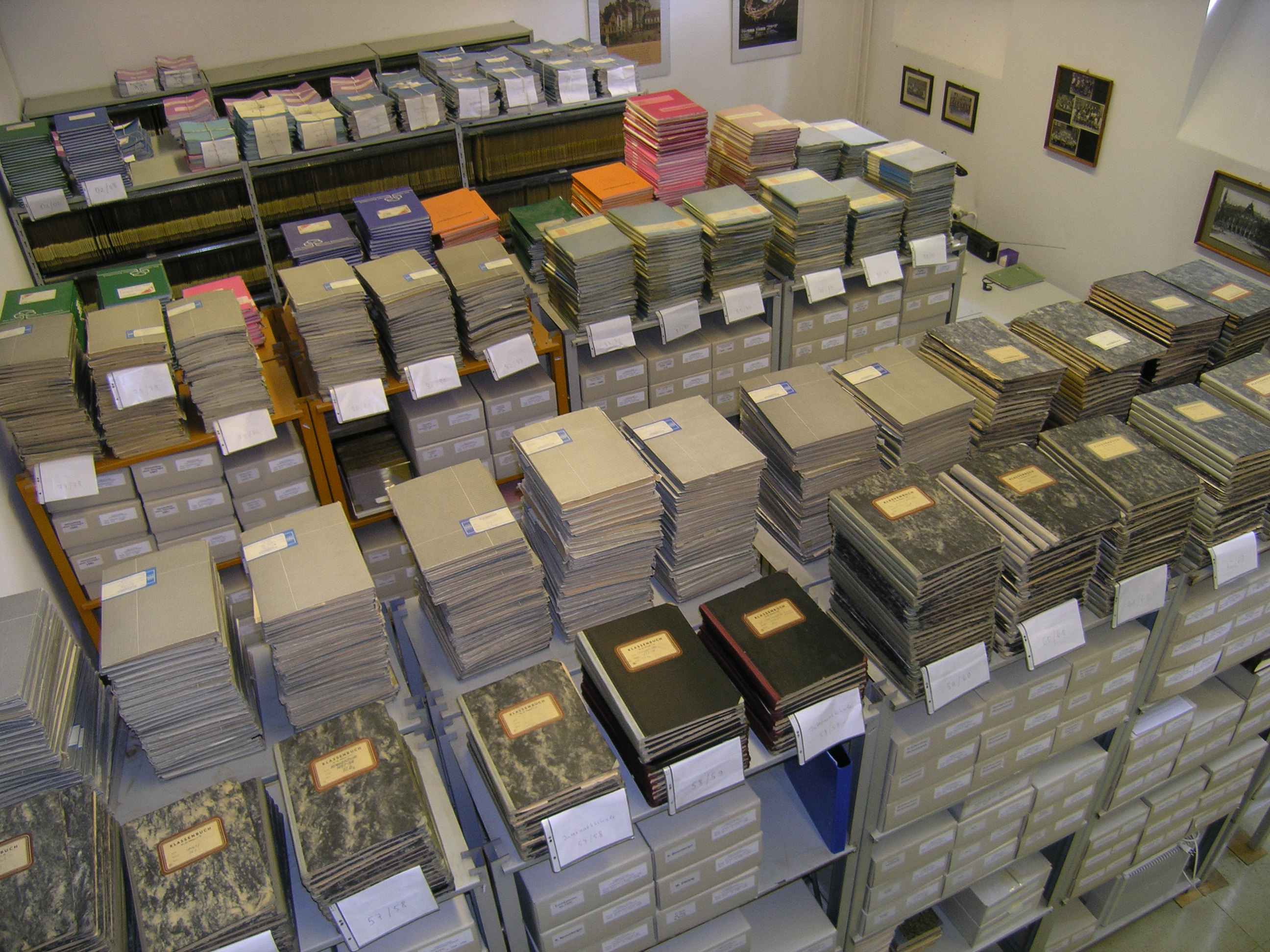 tl_files/kreuzgymnasium/files/Archiv Aktenstapel.JPG